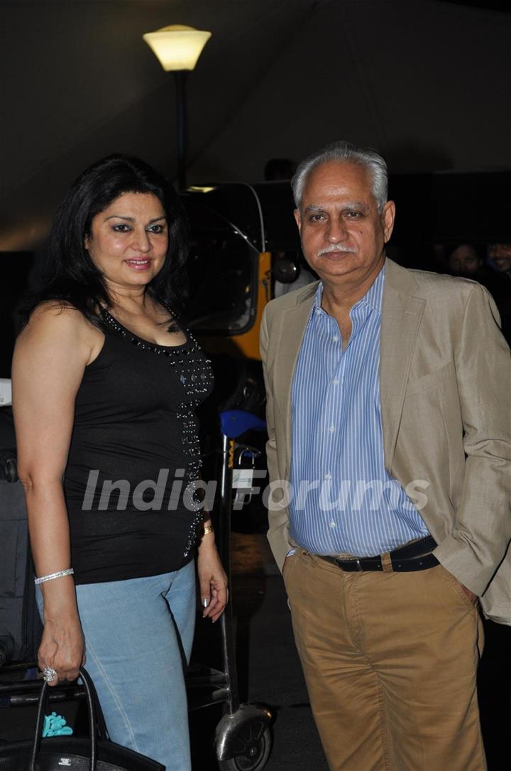 Kiran Juneja and Ramesh Sippy leave for IIFA 2012