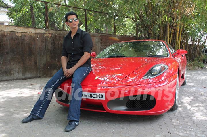 Bollywood actor Sharman Joshi promoting his upcoming film 'Ferrari Ki Sawaari' at Mehboob Studios in Mumbai. .