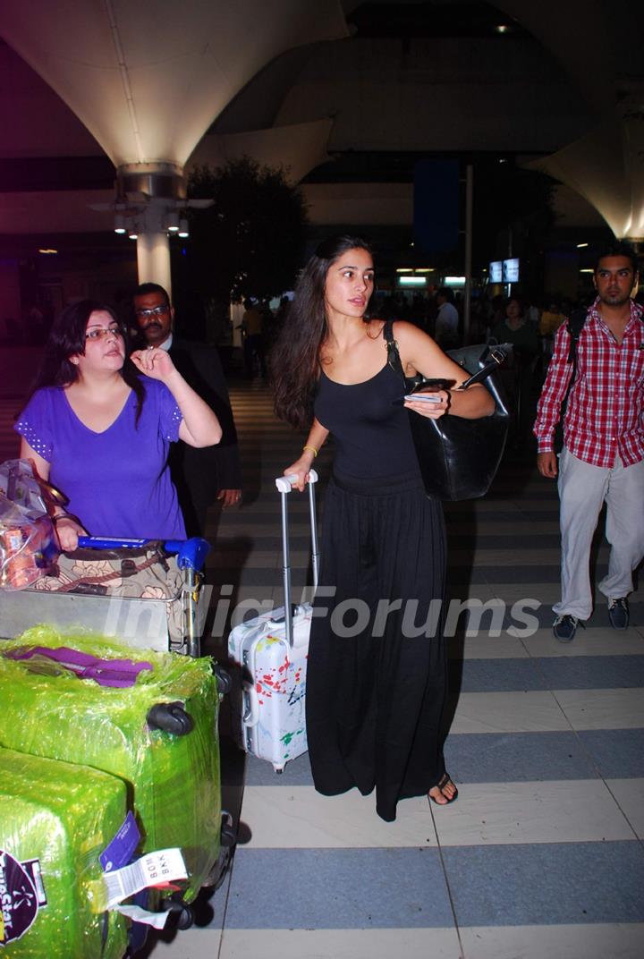 Bollywood stars return from IIFA Awards 2012. .