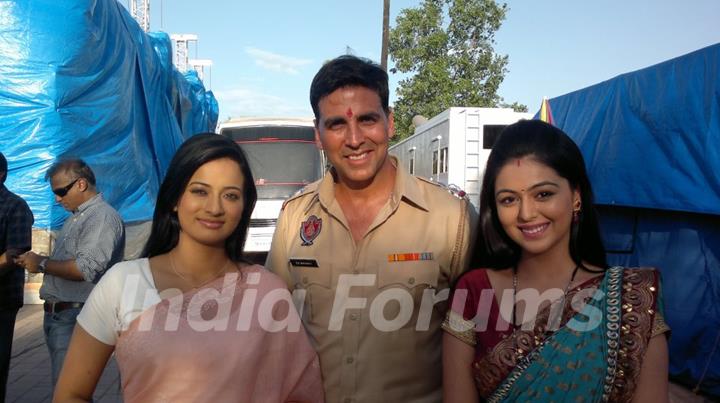 Neha and Shafaq with Akshay Kumar