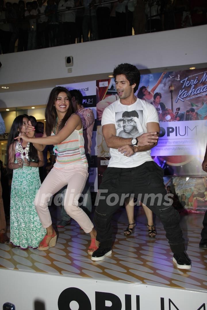 Shahid Kapoor and Priyanka Chopra at the launch of OPIUM Eye Wear at Oberoi Mall