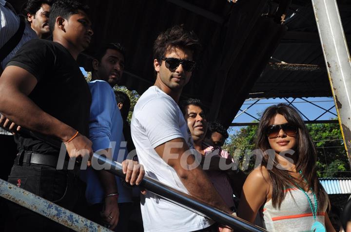 Shahid and Priyanka travel in Mumbai Local Train