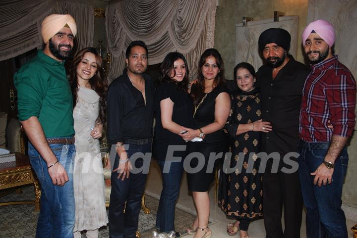 Mika Singh with Bawa family at Mika Singh's Birthday Bash