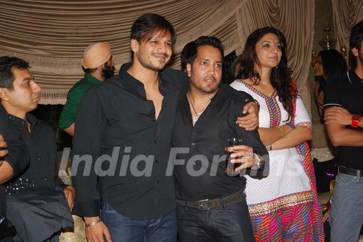 Vivek Oberoi with Mika Singh at Mika Singh's Birthday Bash