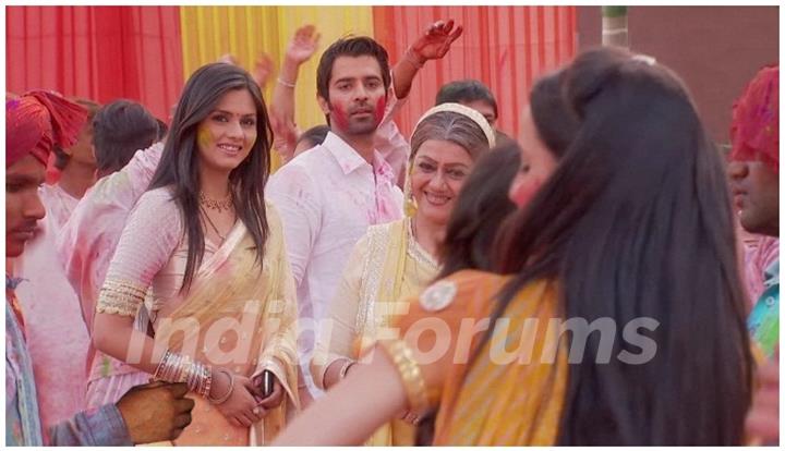 Iss Pyaar Ko Kya Naam Doon Cast celebrating holi