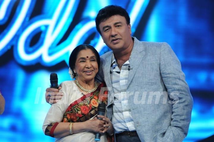 Asha Bhosle and Anu Malik on the set of Indian Idol 6