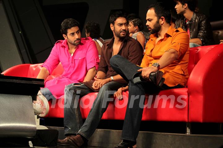 Ajay Devgan, Abhishek Bachchan and Director Rohit Shetty promote Bol Bachchan on the set of DID