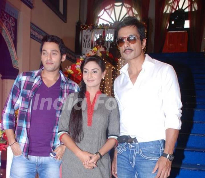 Sumit Vats and Rati Pandey with Sonu Sood in sets