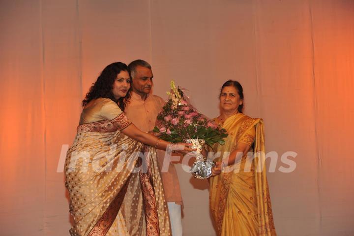 Bollywood actors Nana Patekar and Mrinal Kulkarni at press meet for movie based on Baba Amte in Dadar, Mumbai