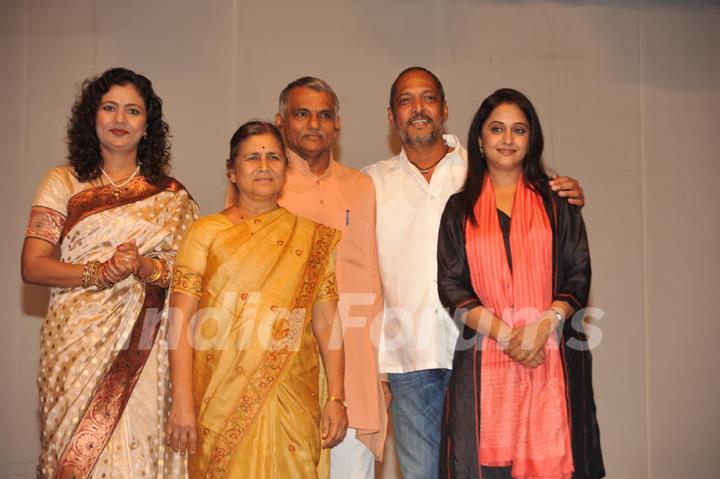 Bollywood actors Nana Patekar and Mrinal Kulkarni at press meet for movie based on Baba Amte in Dadar, Mumbai