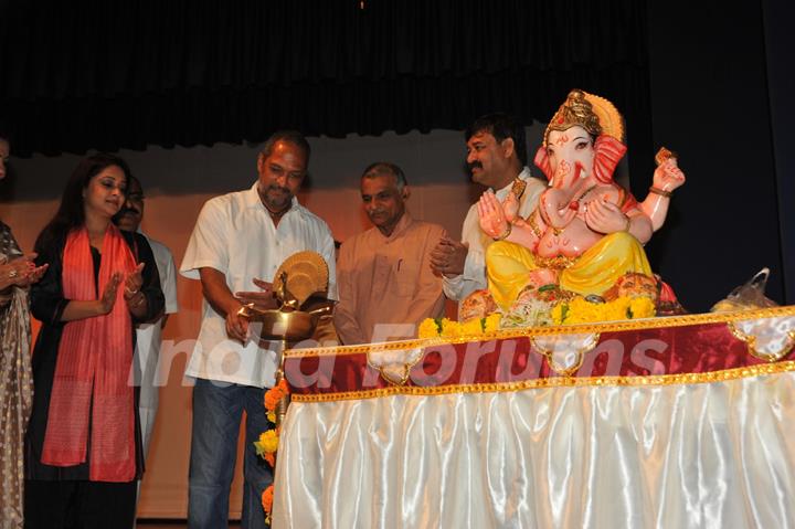 Bollywood actors Nana Patekar and Mrinal Kulkarni at press meet for movie based on Baba Amte in Dadar, Mumbai