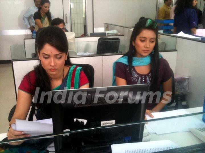 Ankita Lokhande and  Asha Negi During Shooting For Pavitra Rishta