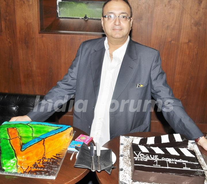 Viveck Vaswani cutting his birthday cake