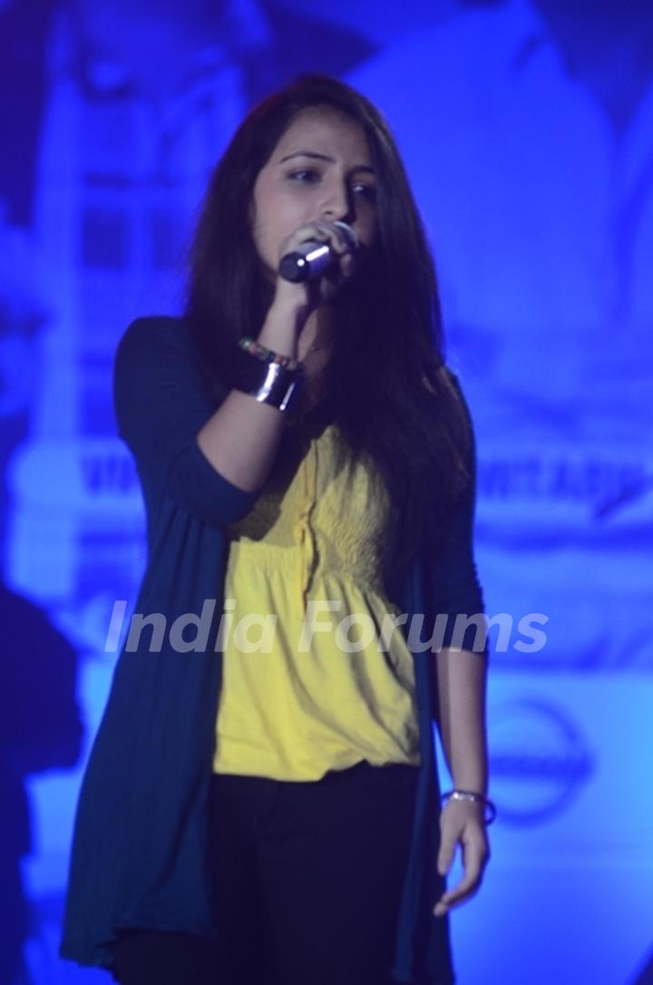 Poorvi on the stage of Indian Idol 6