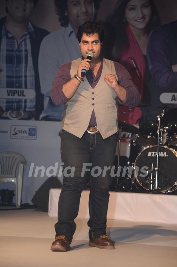 Vipul on the stage of Indian Idol 6