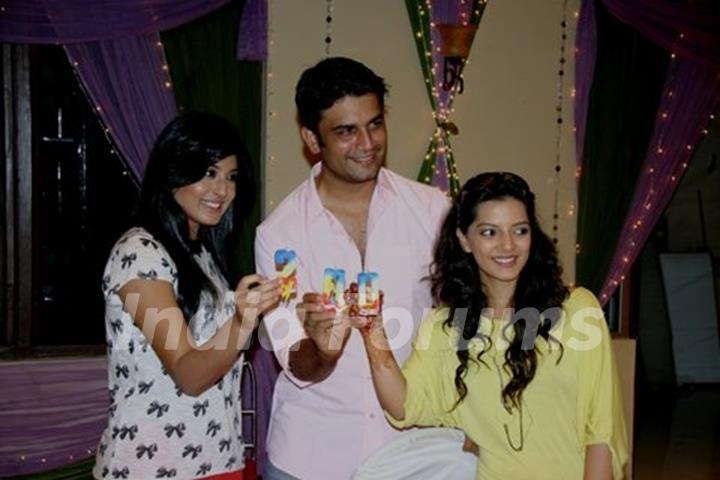 Kritika Kamra, Sharad Kelkar & Ishiita at the celebration of 200 Episode of Kuch Toh Log Kahenge