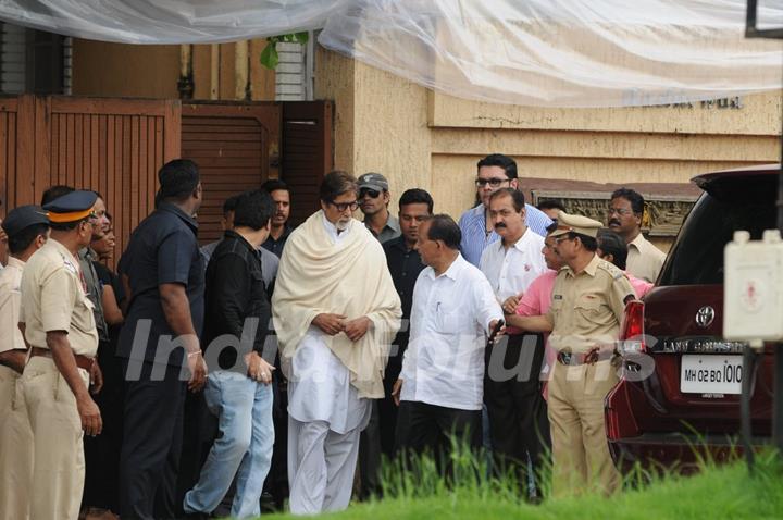 Amitabh Bachchan Visits Rajesh Khanna's Home Aashirwad