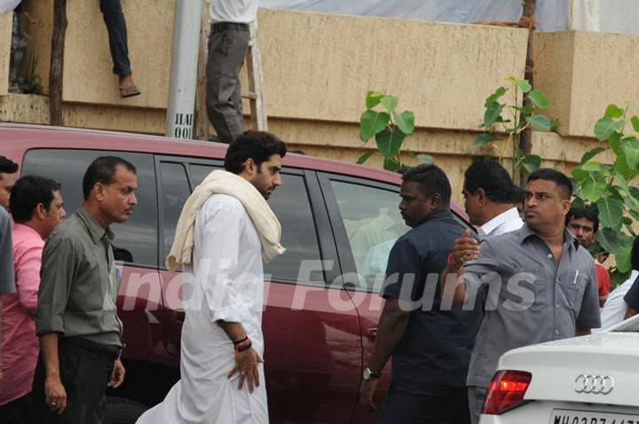 Abhishek Bachchan Visits Rajesh Khanna's Home Aashirwad