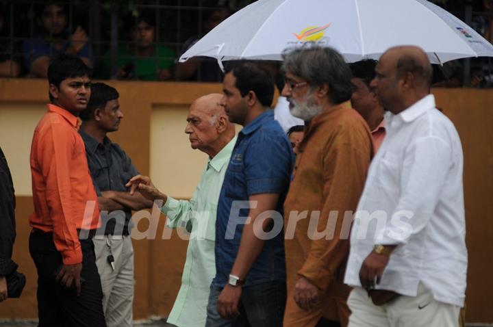 Celebs Visit Rajesh Khanna's Home Aashirwad