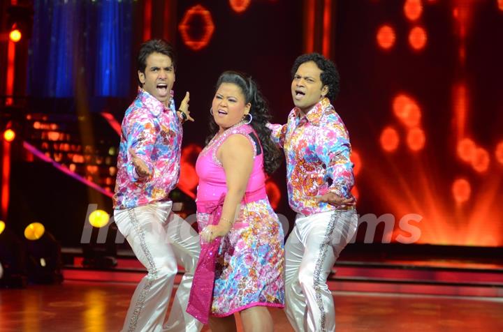 Bollywood actor Tusshar Kapoor, with contestant Bharti Singh on the sets of Jhalak Dikhhla Jaa in Filmistan. .