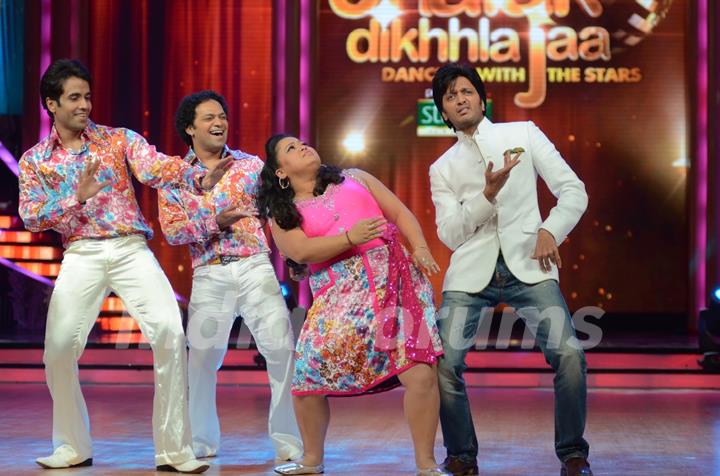 Bollywood actors Tusshar Kapoor, Ritesh Deshmukh with contestant Bharti Singh on the sets of Jhalak Dikhhla Jaa in Filmistan. .