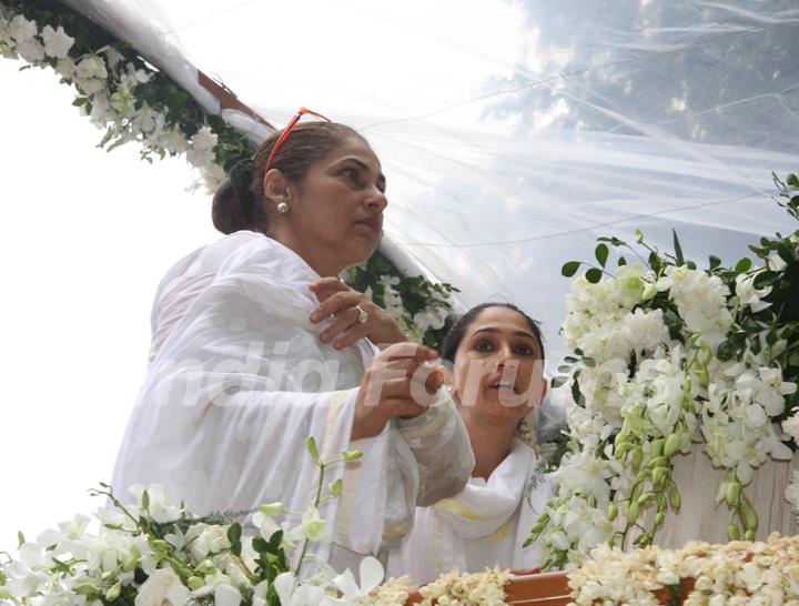 Dimple Kapadia with daughter Rinke Khanna at Rajesh Khanna's funeral