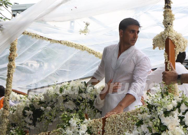 Akshay Kumar at Rajesh Khanna's funeral