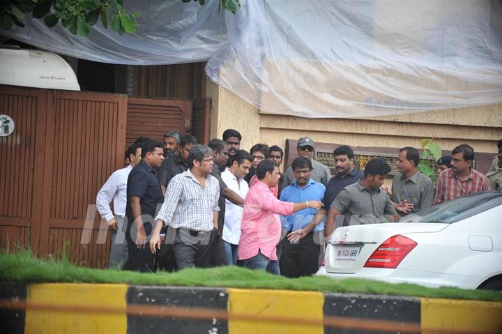 Salman Khan at Paying tribute to superstar Rajesh Khanna at Aashirwad Banglow