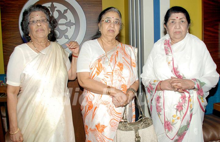 Bollywood singer Lata Mangeshkar with her sisters Meena Mangeshkar and Usha Mangeshkar at Goa Portuguesa, Andheri. .