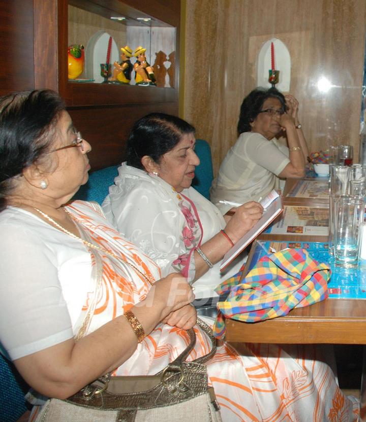 Bollywood singer Lata Mangeshkar with her sisters Meena Mangeshkar and Usha Mangeshkar at Goa Portuguesa, Andheri. .