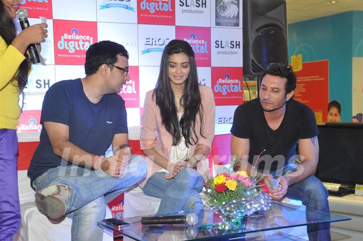 Diana Penty promoting her movie 'Cocktail' at Reliance Digital store