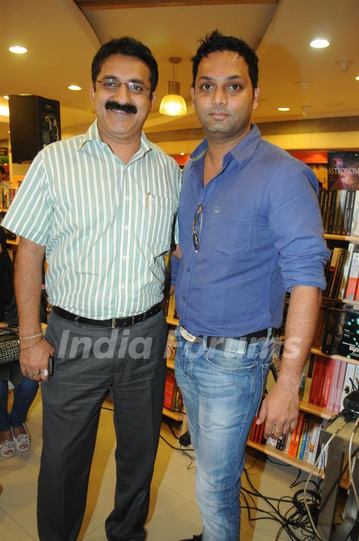 Farhan Akhtar at Crossword Juhu for Rajiv Paul Book Reading