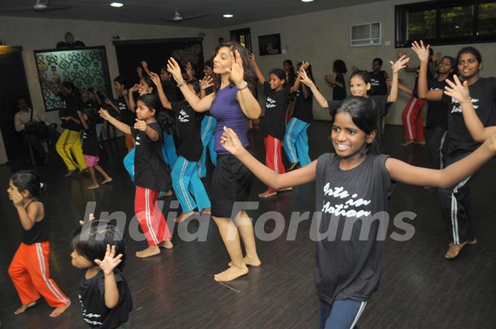 Tulip Joshi at Aanchal Gupta's Arts In Motion Studio for Rehearsals with Kids