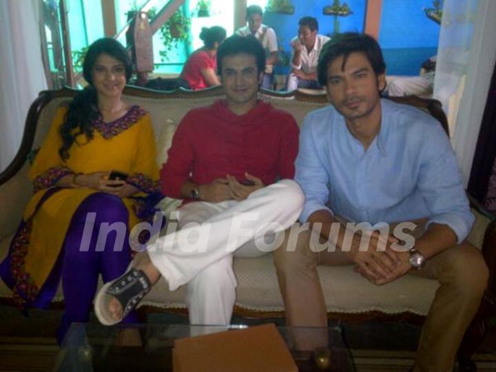 Jennifer Winget with her telefilm co-star Keith and Ajay