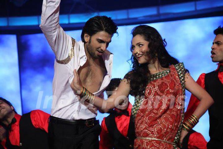 Ankita Lokhande, Ranveer Singh Performing At An Award Show