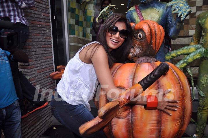 Bollywood actress Chitrangada Singh promoting Joker with Aliens, Mumbai India. .