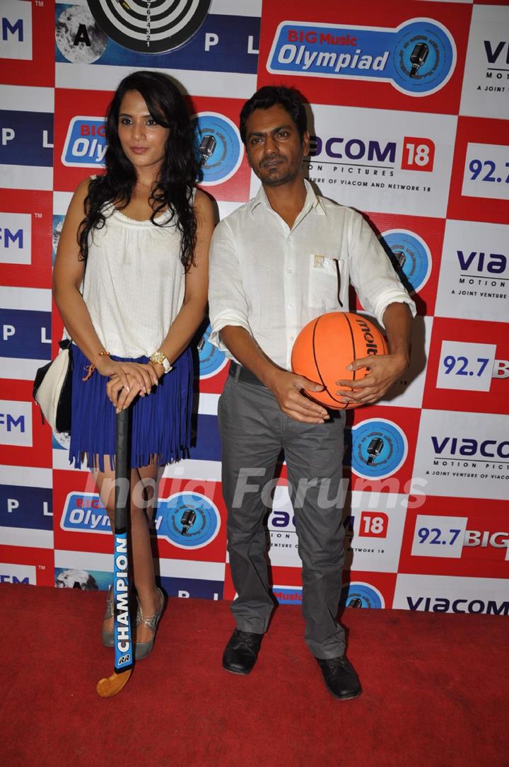Nawazuddin Siddiqui, Richa Chadda promote Gangs Of Wasseypur 2 at 92.7 Big FM in Mumbai .