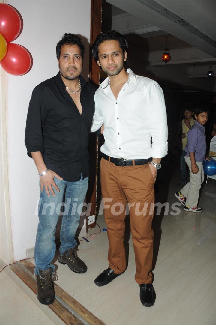 Mika Singh at Suresh Wadkar's Birthday Bash