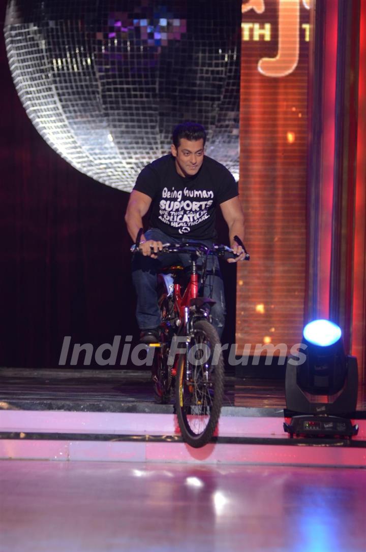 Salman Khan on the sets of Jhalak Dikhhla Jaa