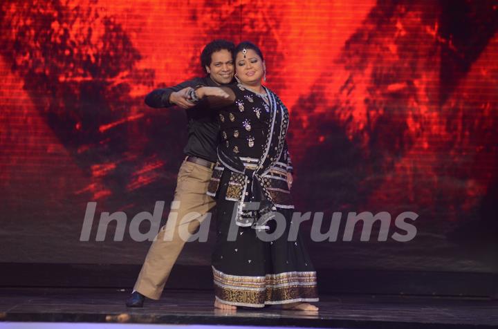 Bharti and Savio performing on Salman Khan's song from Dabbang on the sets of Jhalak Dikhhla Jaa