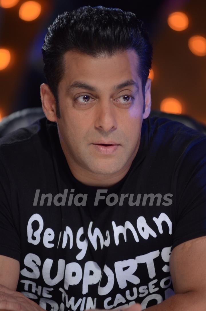 Salman Khan on the sets of Jhalak Dikhhla Jaa to promote his film 'Ek Tha Tiger'