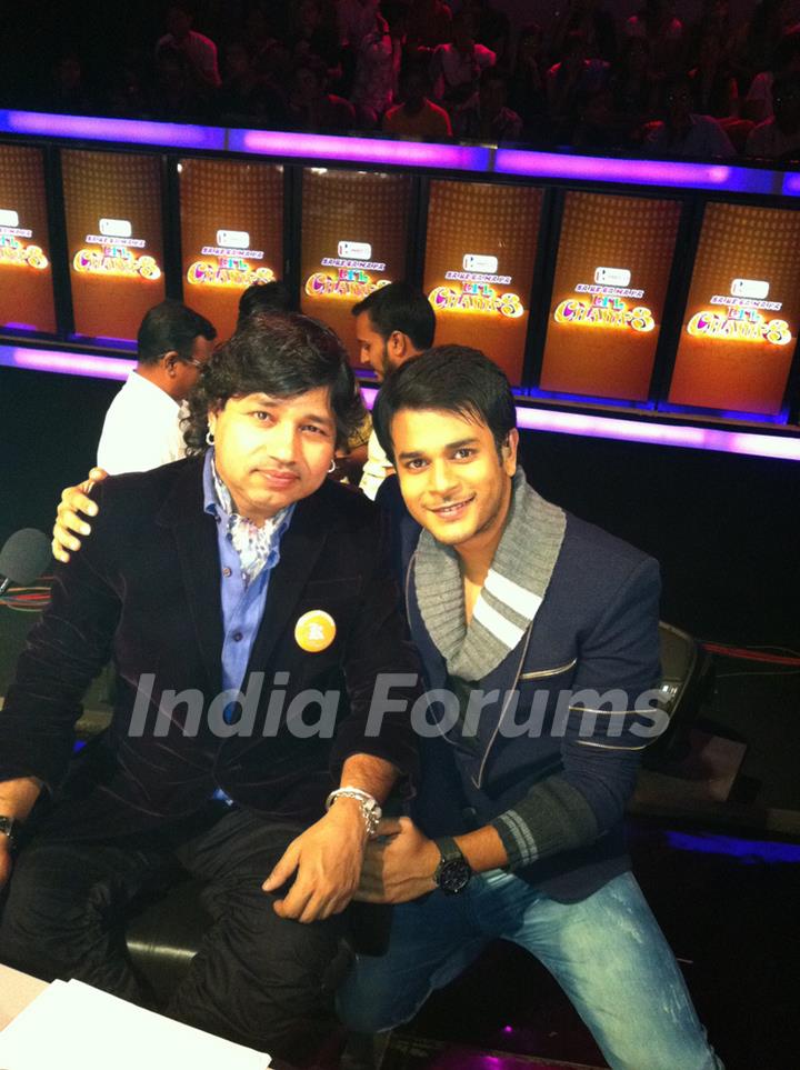 Jay Soni on the sets of lil champs with Kailash Kher