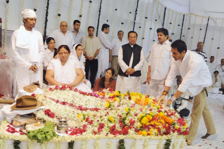 Arjun Rampal at the funeral of cinematographer and director Ashok Mehta