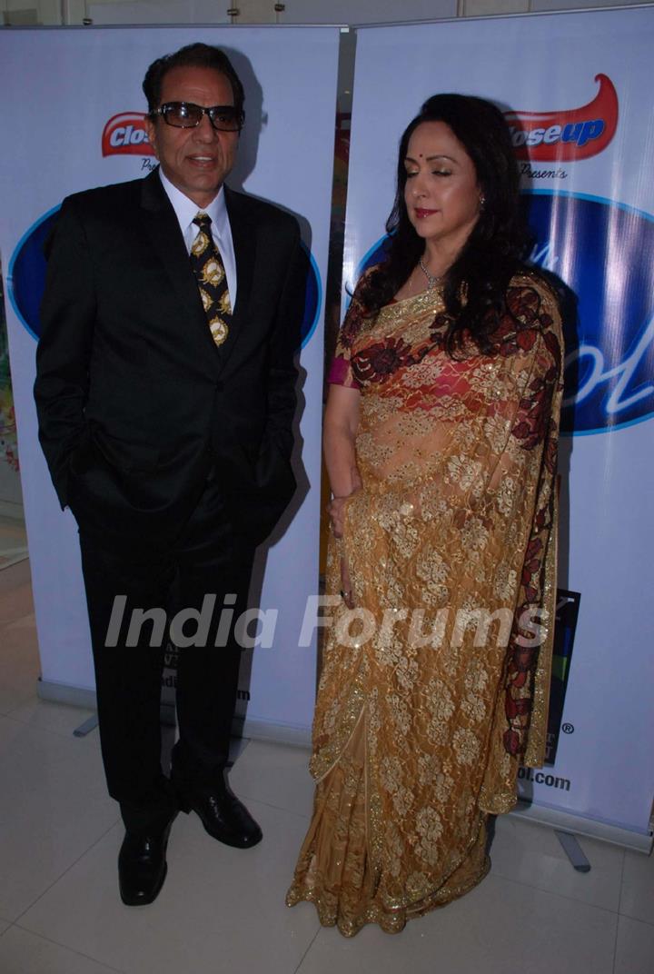 Dharmendra and Hema Malini on location of Indian Idol