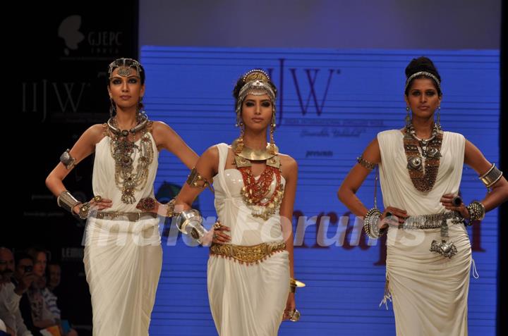 Nargis Fakhri & Abhay Deol walks the ramp for Amrapali Jewellers at IIJW 2012