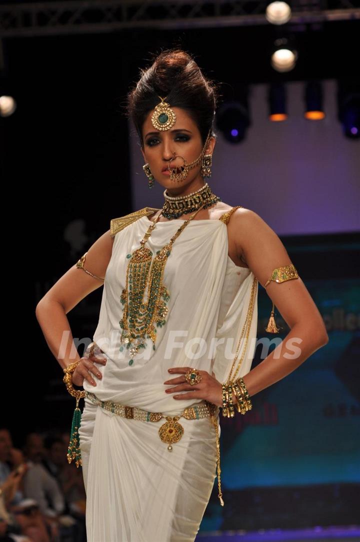 Nargis Fakhri & Abhay Deol walks the ramp for Amrapali Jewellers at IIJW 2012