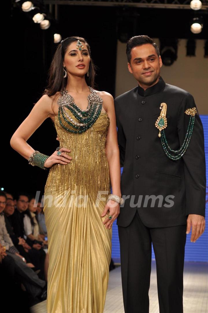 Nargis Fakhri & Abhay Deol walks the ramp for Amrapali Jewellers at IIJW 2012