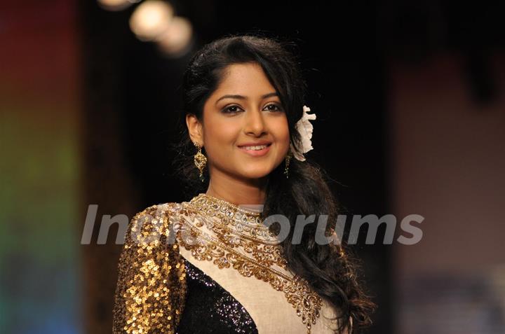 Anjum Farooki on ramp at the Beti show by Vikram Phadnis at IIJW 2012