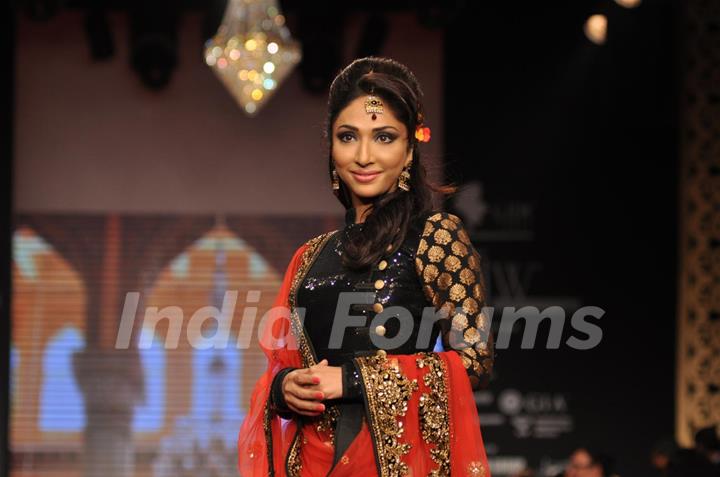 Mouli Ganguly on ramp at the Beti show by Vikram Phadnis at IIJW 2012