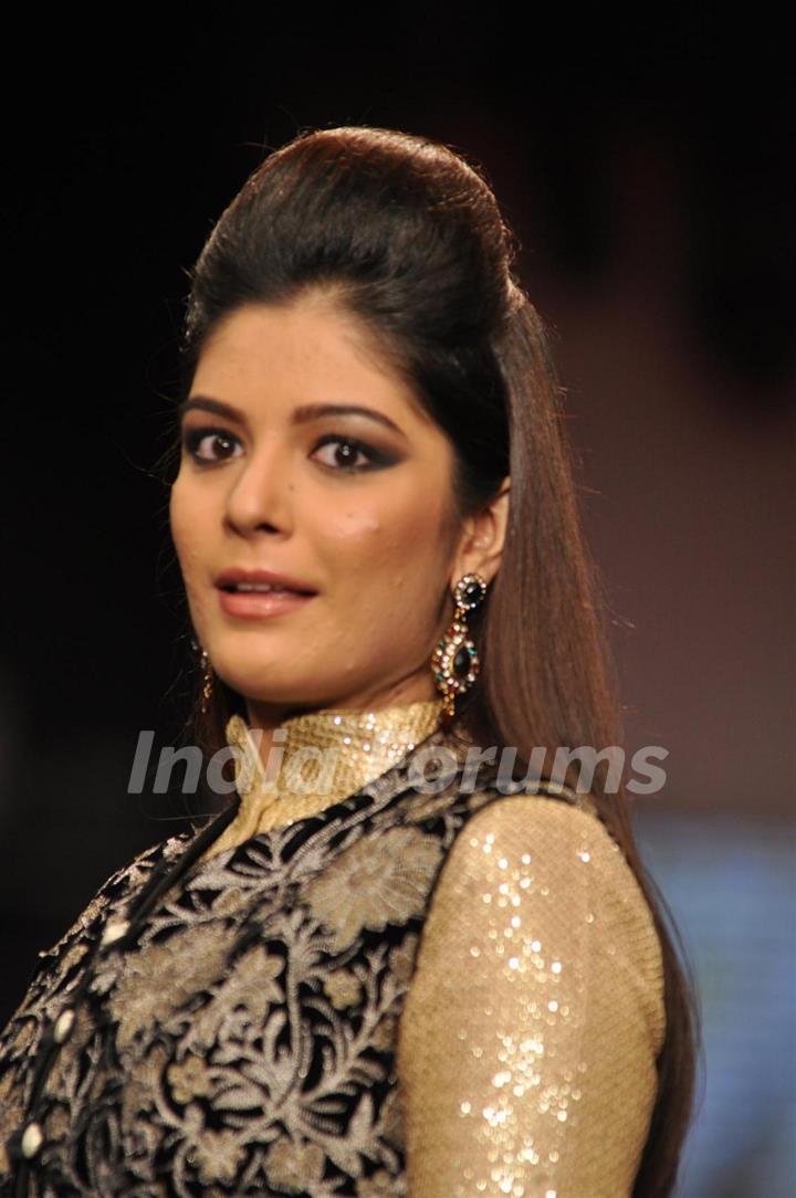 Pooja Gor on ramp at the Beti show by Vikram Phadnis at IIJW 2012